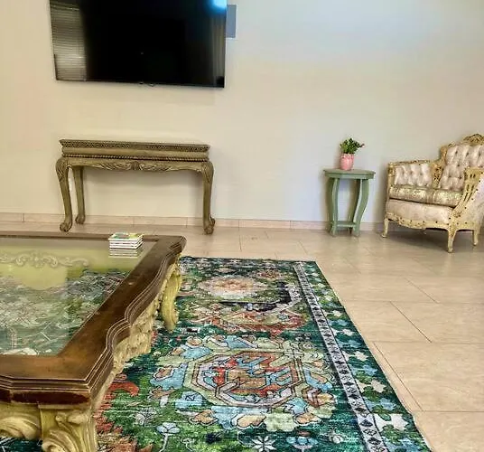 Vintage Vibes - Floral Retreat In Villa