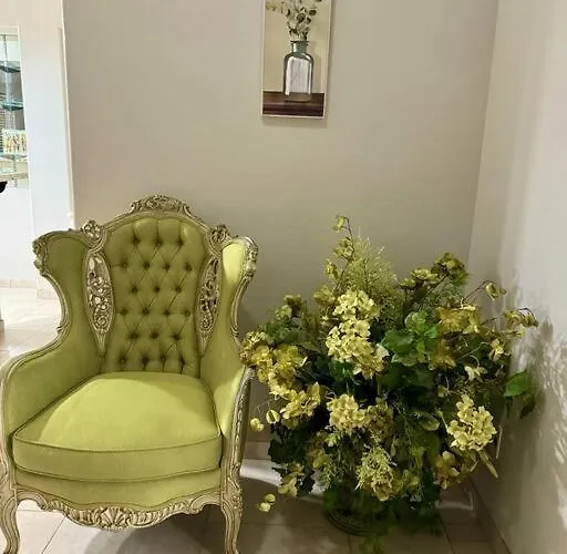 Villa Vintage Vibes - Floral Retreat In