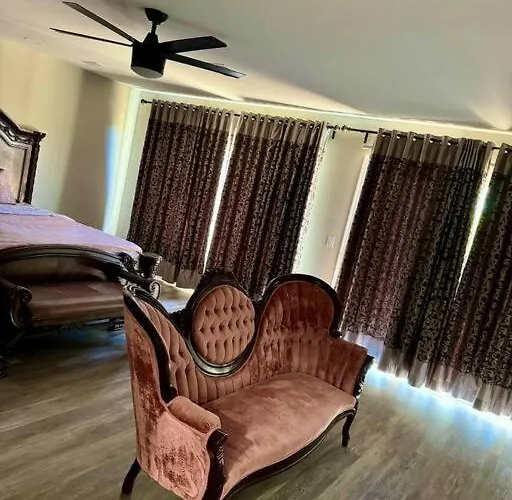 Vintage Vibes - Floral Retreat In Villa *