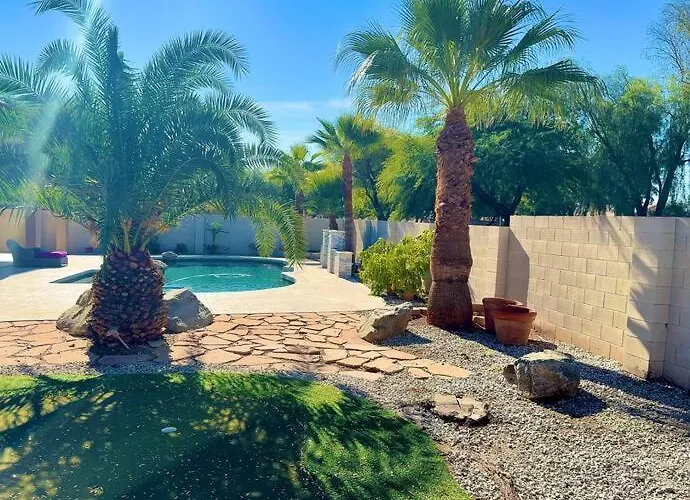 Vintage Vibes - Floral Retreat In Chandler