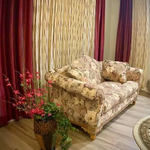 Vintage Vibes - Floral Retreat In Villa