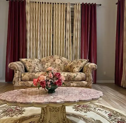 Vintage Vibes - Floral Retreat In Villa Chandler